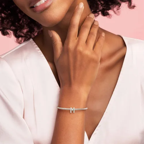 Vista 2 de Colgante de plata de ley 925 con letra PANDORA